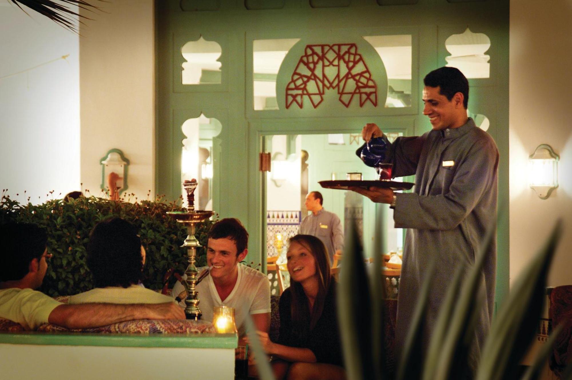 Baron Palms Adults Friendly Only 16 Years Plus Boutique Hotel Style Sharm el Sheikh Esterno foto A waiter serving guests at a restaurant
