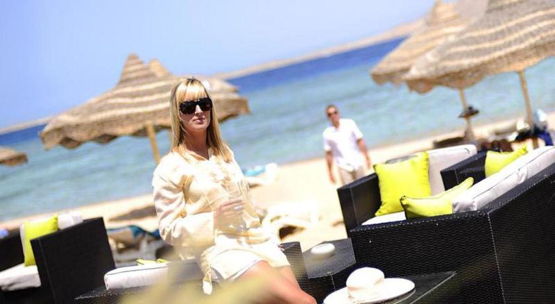 Baron Palms Adults Friendly Only 16 Years Plus Boutique Hotel Style Sharm el Sheikh Esterno foto A woman sunbathing